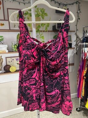 Women’s Pink & Black Patterned Swim Top - Twisted Front Tankini runs small.